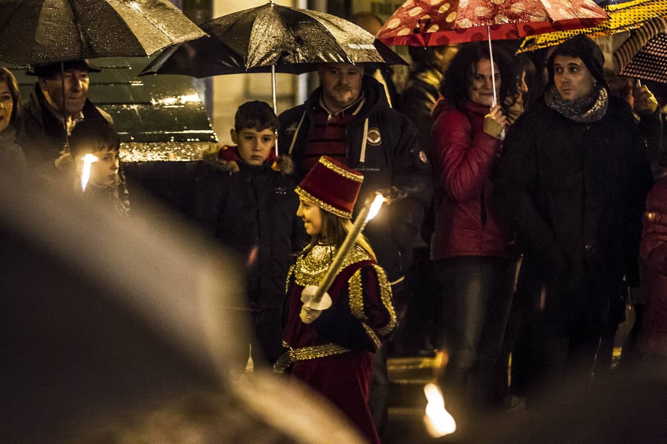 La lluvia no impidió la celebración del desfile en el que no faltaron los paraguas