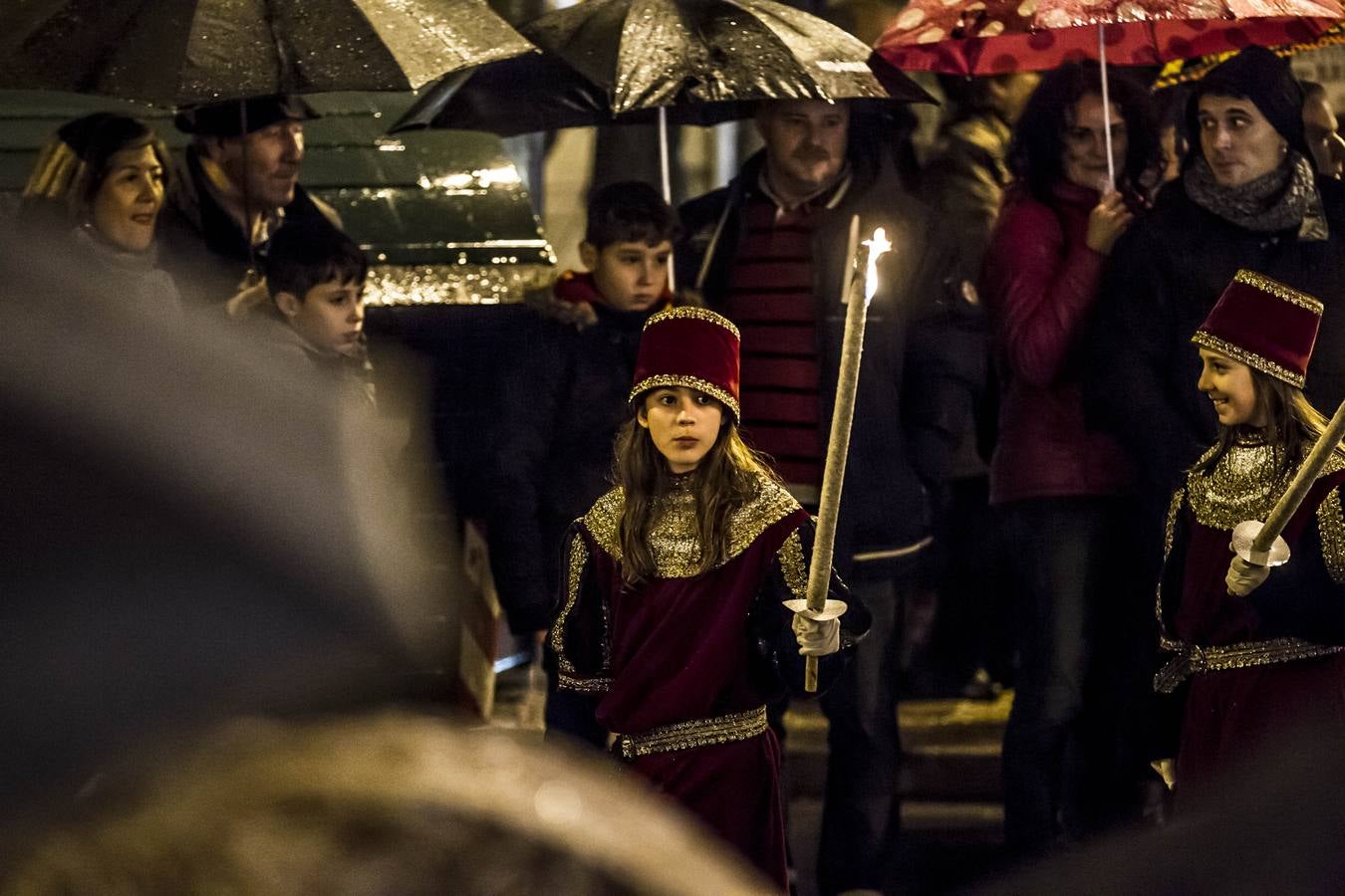 La lluvia no impidió la celebración del desfile en el que no faltaron los paraguas