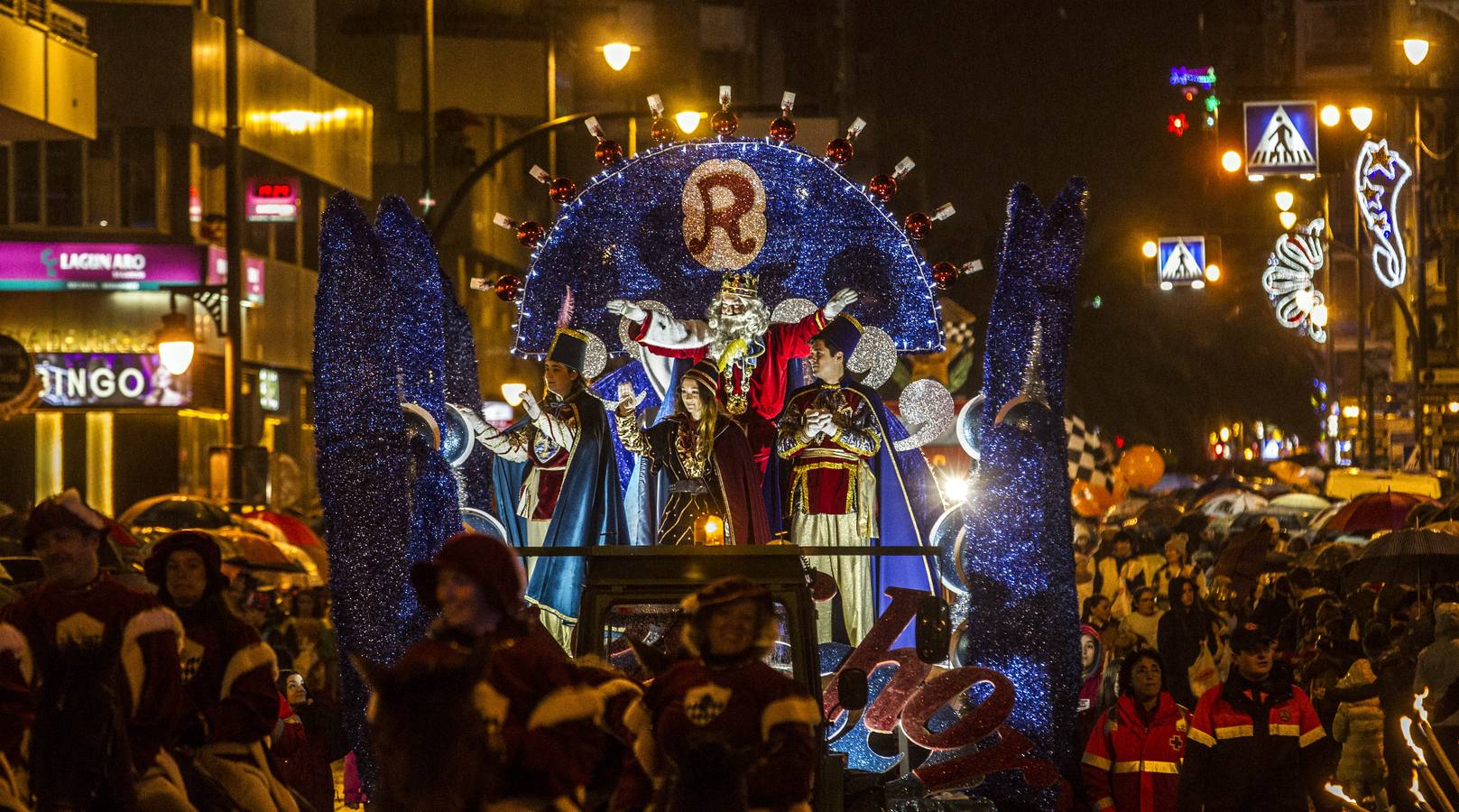 La lluvia no impidió la celebración del desfile en el que no faltaron los paraguas