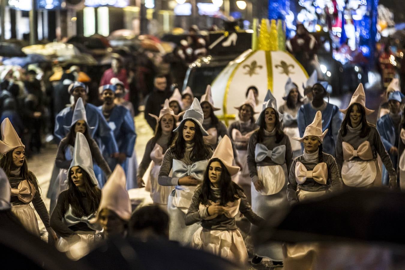 La lluvia no impidió la celebración del desfile en el que no faltaron los paraguas