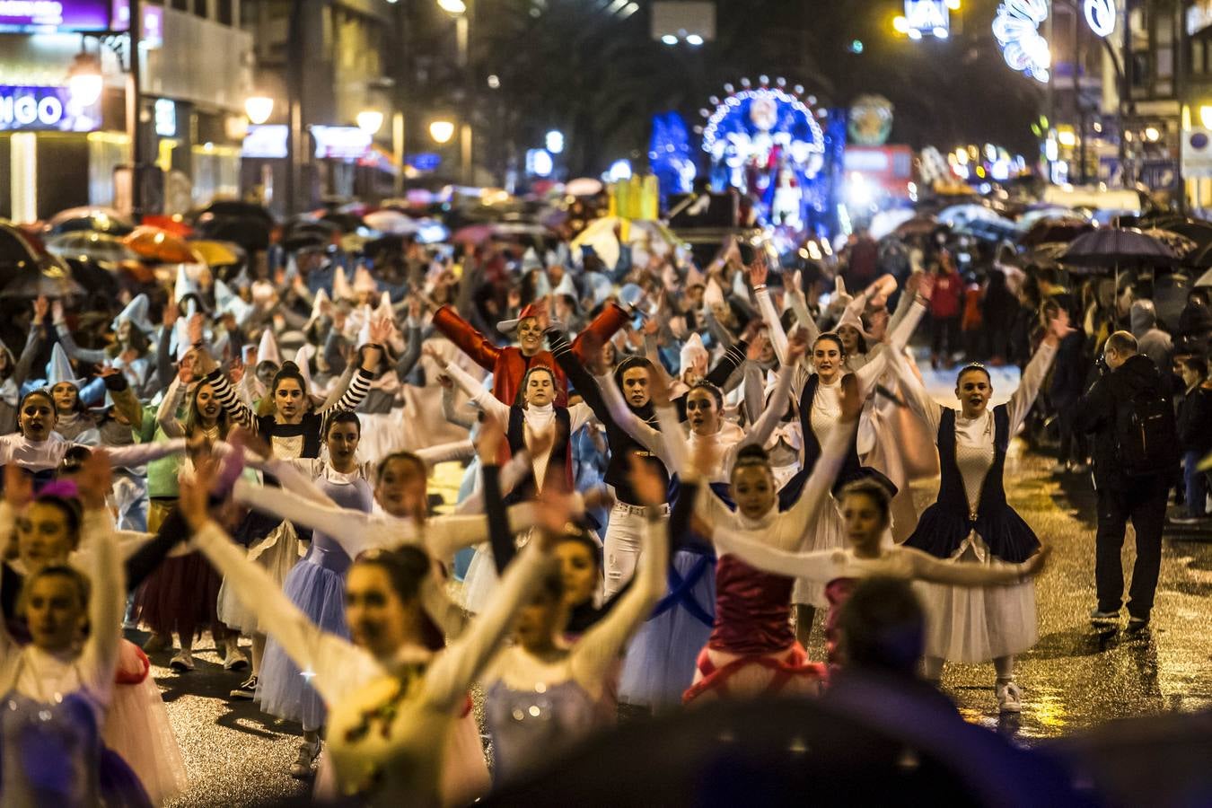 La lluvia no impidió la celebración del desfile en el que no faltaron los paraguas