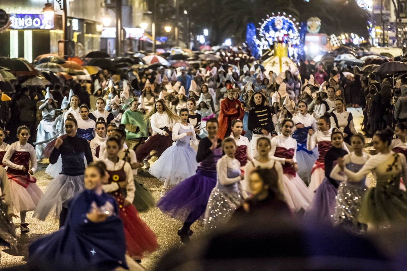 La lluvia no impidió la celebración del desfile en el que no faltaron los paraguas