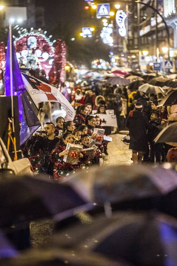 La lluvia no impidió la celebración del desfile en el que no faltaron los paraguas