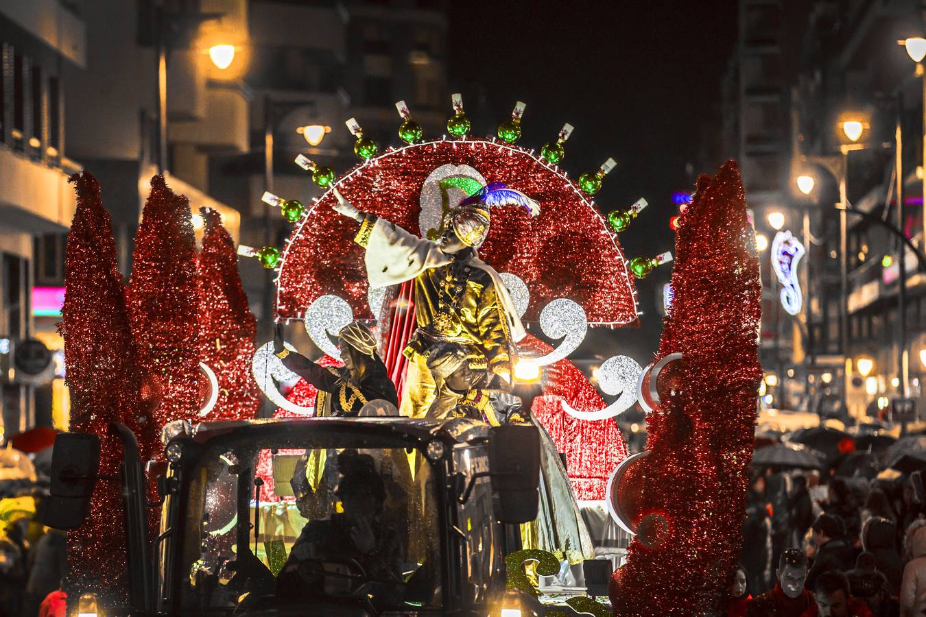 La lluvia no impidió la celebración del desfile en el que no faltaron los paraguas