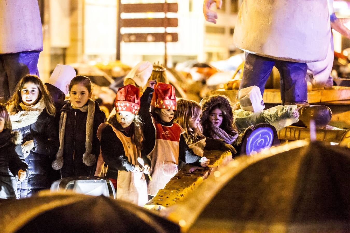 La lluvia no impidió la celebración del desfile en el que no faltaron los paraguas