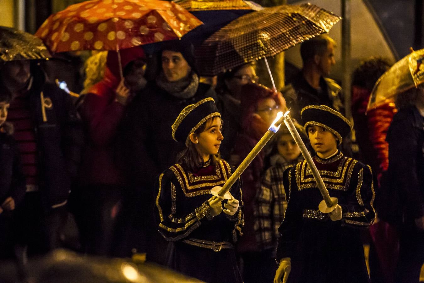 La lluvia no impidió la celebración del desfile en el que no faltaron los paraguas