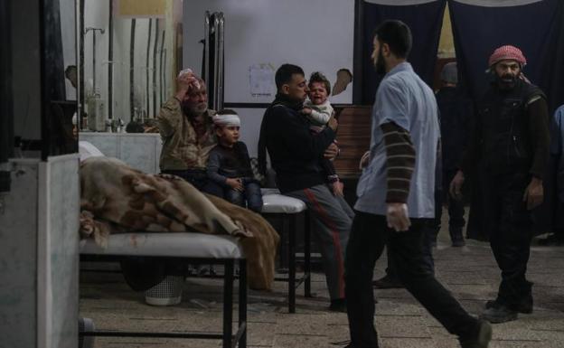Varios heridos son atendidos en un hospital sirio tras un bombardeo sobre zonas rebeldes.
