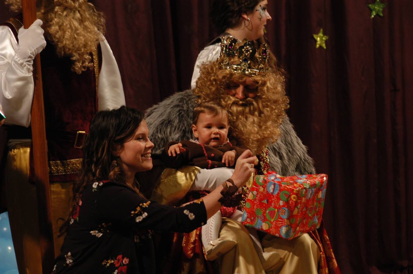 Los más pequeños del municipio disfrutaron de la noche previa a Reyes