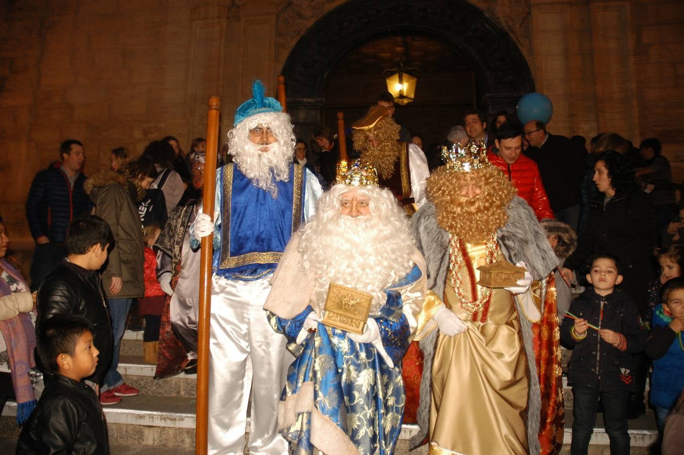 Los más pequeños del municipio disfrutaron de la noche previa a Reyes