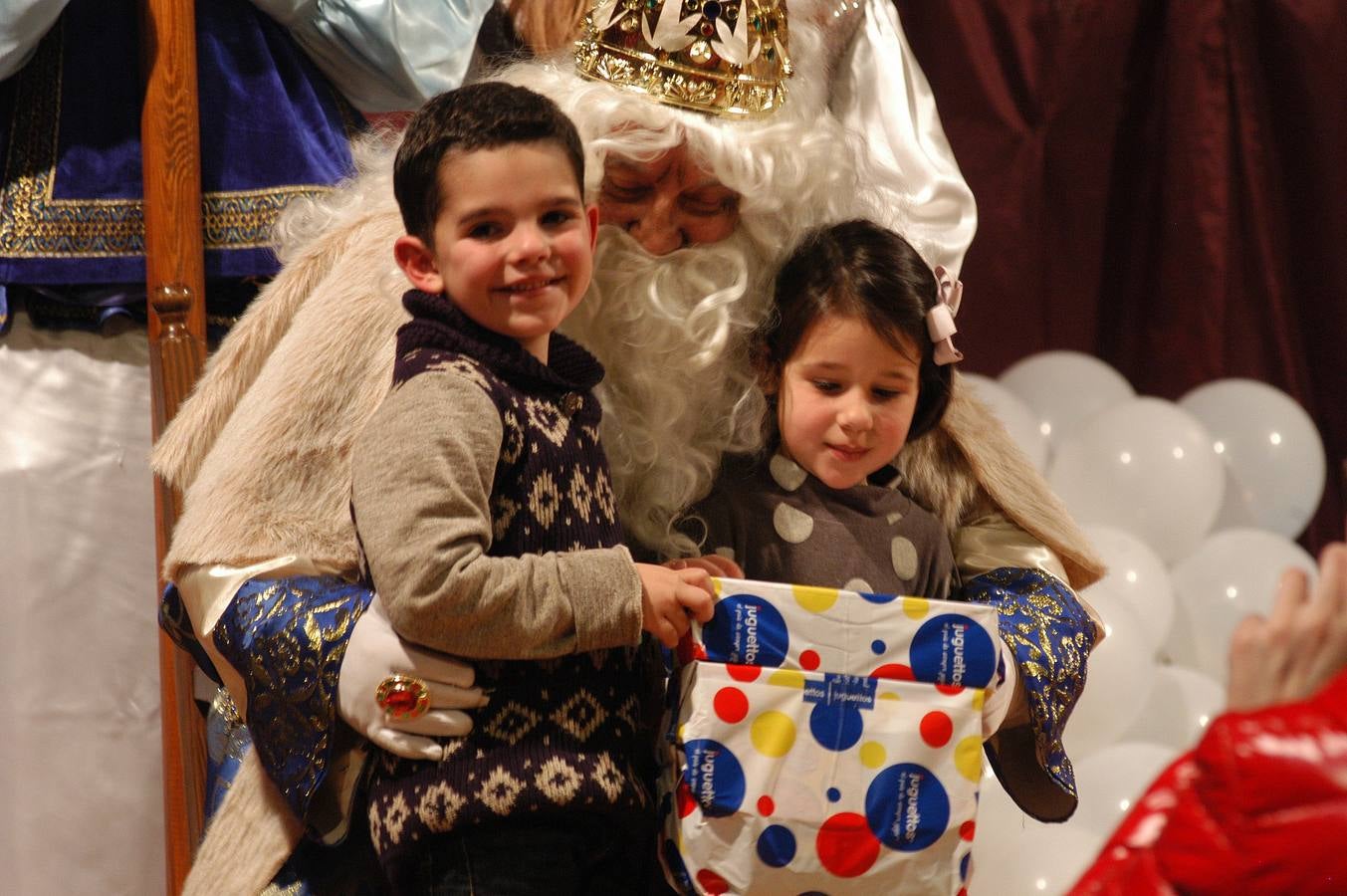 Los más pequeños del municipio disfrutaron de la noche previa a Reyes