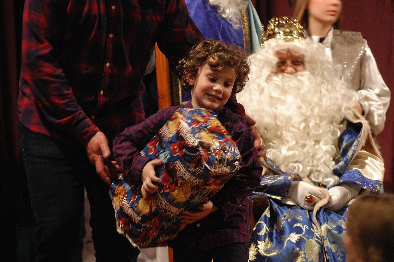 Los más pequeños del municipio disfrutaron de la noche previa a Reyes