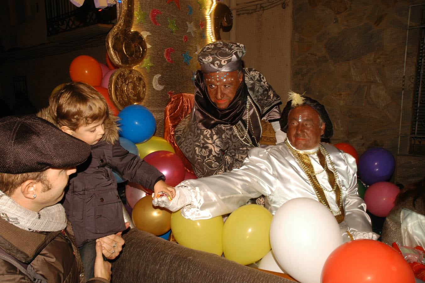 Los más pequeños del municipio disfrutaron de la noche previa a Reyes