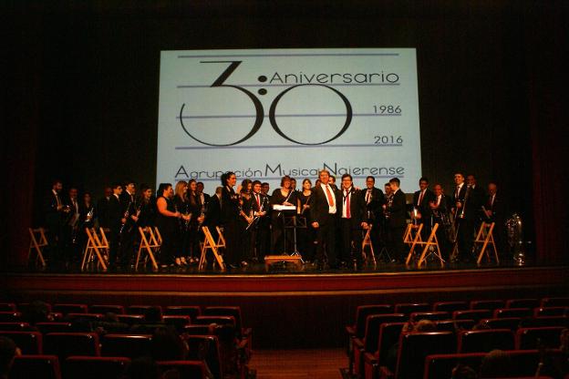 La Agrupación Musical Najerense, con su directores, Antonio Jiménez e Ismael Peñaranda. :: F. D.