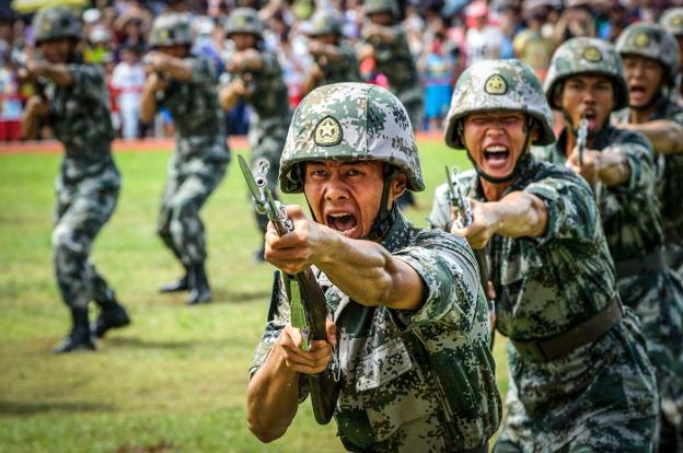 Miembros del Ejército Popular de Liberación, durante una demostración en una base naval de Hong Kong. :: afp / anthony wallace