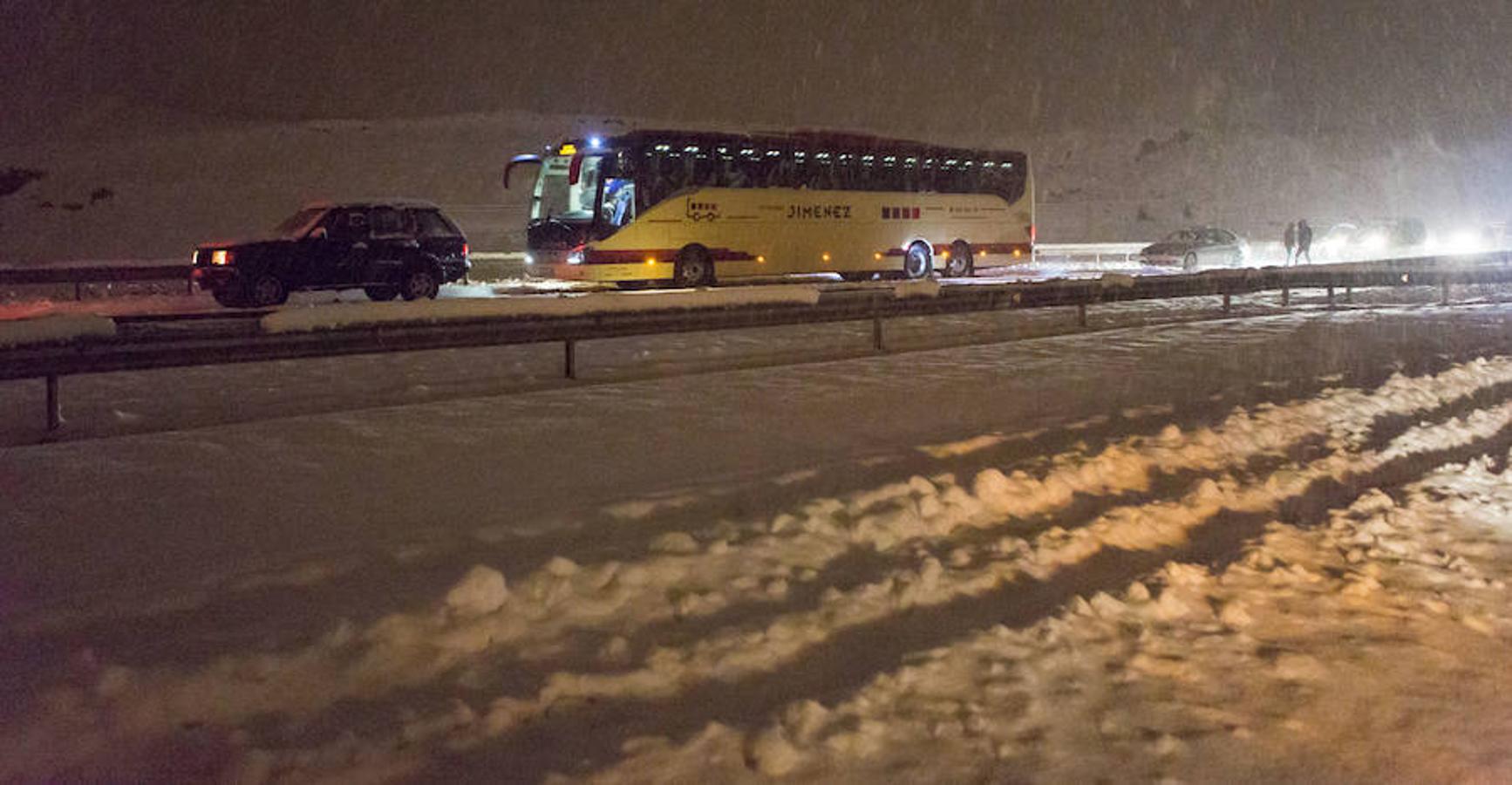 Las imágeens del atasco monumental en la Autovía del Caminoi