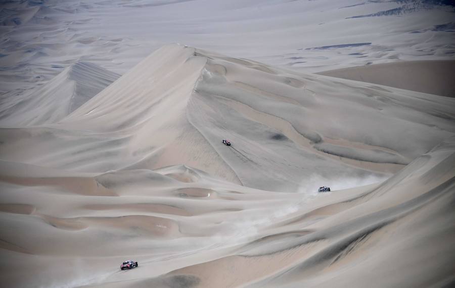 El valenciano Joan Barreda se impuso en motos y se colocó como líder, mientras que Carlos Sainz y Nani Roma tuvieron problemas con los coches.