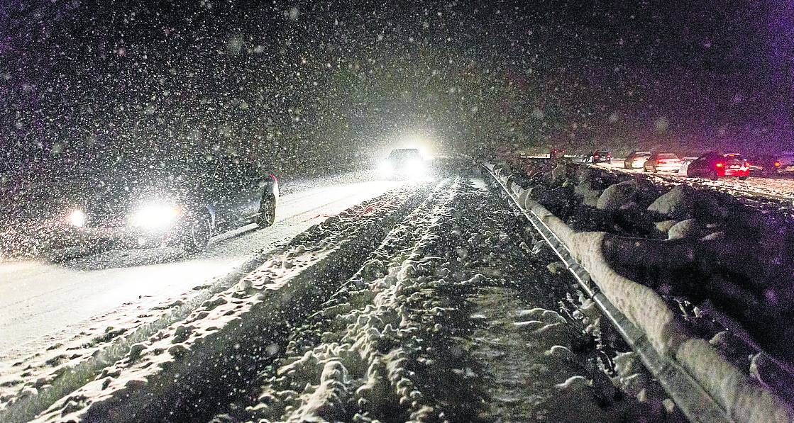 La A-12 estuvo colapsada hasta la medianoche, donde no paraba de nevar. :: 