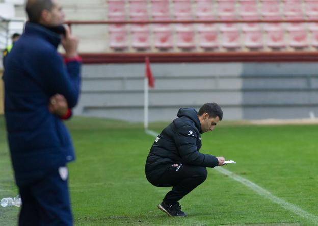 Sergio Rodríguez toma notas durante el partido. :: fernando díaz
