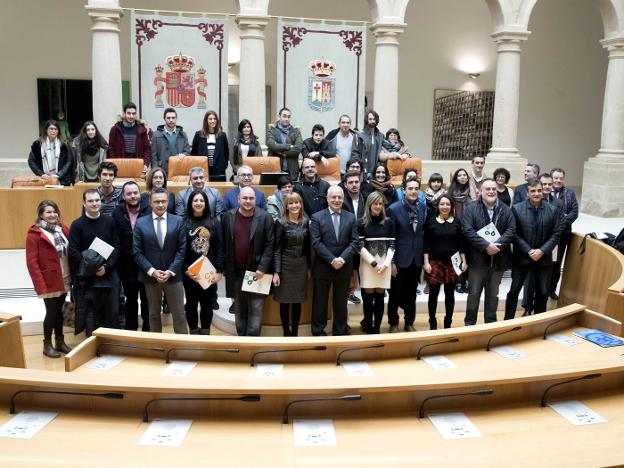 El Parlamento acogió ayer la presentación del programa de emancipación de los jóvenes, con presencia de partidos y colectivos. :: g.d.l.r.
