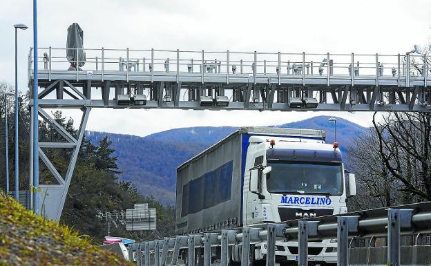 Un camión atraviesa el arco instalado en Etzegarate para cobrar peaje a vehículos pesados por cruzar la N-1.