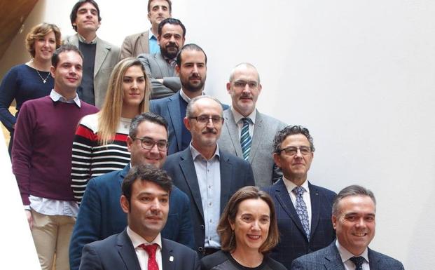 Foto de familia de Comisión de Deportes, Juventud y Ocio celebrada esta mañana y que ha inaugurado la alcaldesa de Logroño