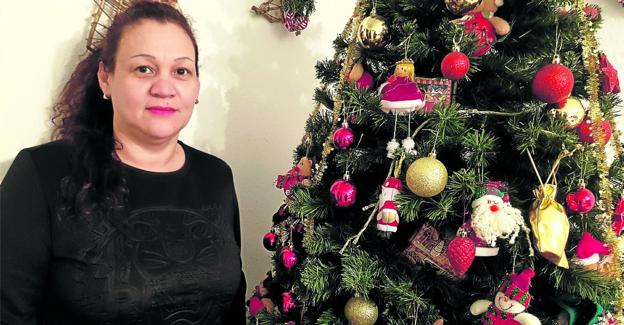 Este año Sandra no encendió las luces del árbol que le ha regalado su hermana. 