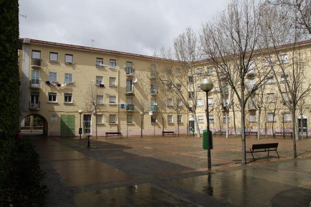 Imagen del bloque de vivienda de El Coso, para las que el PSOE pide que se habiliten ayudas a la rehabilitación. :: díaz uriel