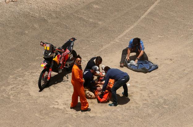 Las asistencias de la carrera socorren a Sam Sunderland en la playa peruana junto al océano Pacífico. :: reuters