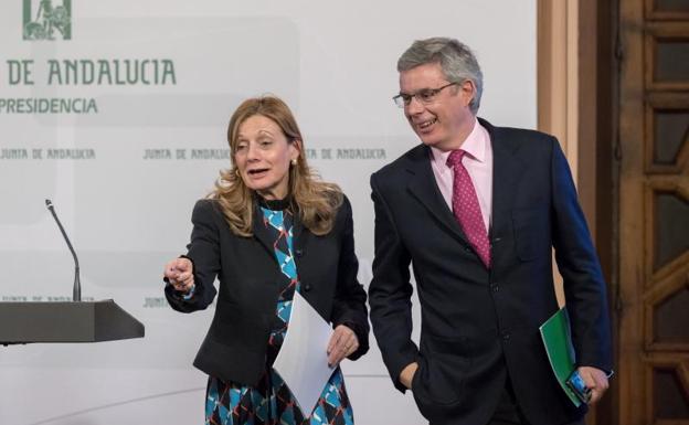 La consejera de Salud andaluza, Marina Álvarez, y el portavoz del Ejecutivo autonómico, Juan Carlos Blanco, durante la presentación de la campaña.