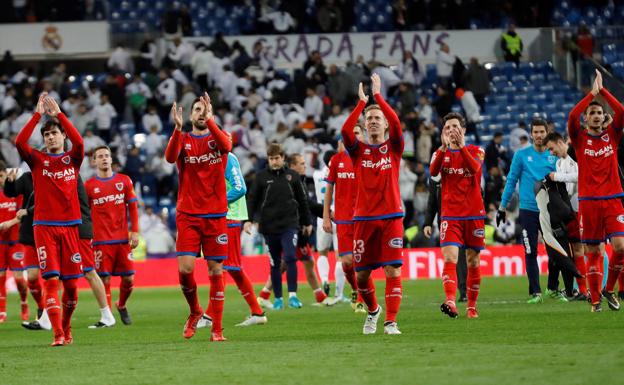 Los jugadores del Numancia aplauden a sus aficionados tras el partido.