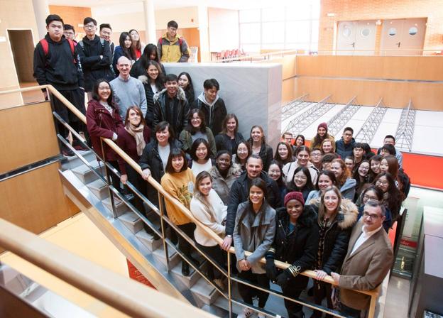 Los nuevos alumnos de la UR posaban ayer en las escaleras del edificio Quintiliano. 