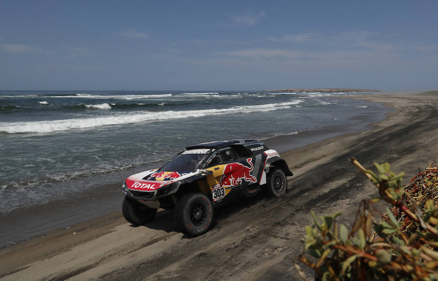 Los pilotos españoles Carlos Sainz y Lucas Cruz, de Peugeot, compiten durante la quinta etapa del Dakar. 