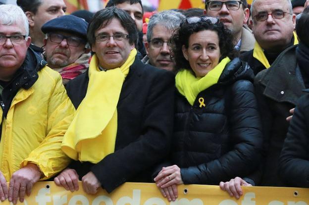 Carles Puigdemont y Marta Rovira, durante la marcha independentista del pasado 7 de diciembre en Bruselas. :: sTEPHANIE LECOCQ / efe