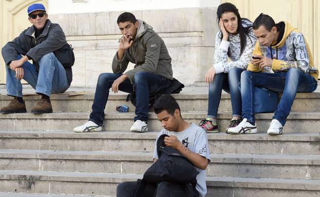 Jóvenes en las calles de la capital tunecina