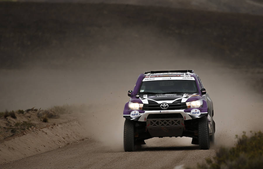 Los pilotos de Toyota Peter Van Merksteijn, de Holanda, y Maciej Marton, de Polonia, compiten durante la sexta etapa del Dakar. 