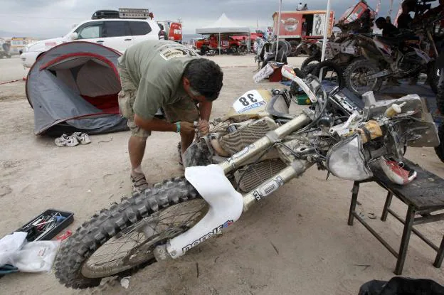 Un mecánico trabaja con una moto. :: Jacky Naegelen/reuters
