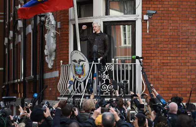 El fundador de Wikileaks saluda desde la embajada ecuatoriana. :: efe