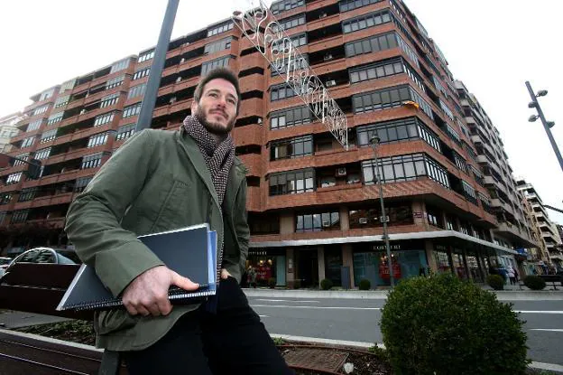 El arquitecto Alejandro Ruiz Ortega posa ante uno de los edificios incluidos en el padrón del Ayuntamiento de Logroño que deben pasar la ITE este año 2018. :: 