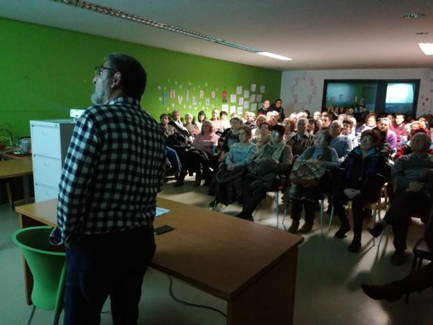 La casa de cultura se llenó para escuchar a Emilio Barco. :: 