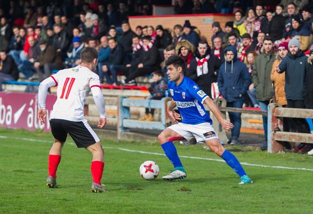 Miguel Santos conduce la
pelota en la primera
mitad, cuando el campo
aún lucía verde. :: F. Díaz
