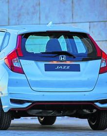 Imagen secundaria 2 - Imagen frontal del nuevo Jazz. | Aspecto interior del vehículo de Honda. | Imagen posterior del Jazz que llega a España en febrero.