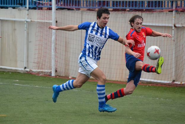 El delantero blanquiazul Orodea pugna con el local Aingeru. ::