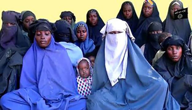Captura del vídeo de Boko Haram en la que se muestra a varias de las estudiantes que el grupo secuestró en 2014. :: afp
