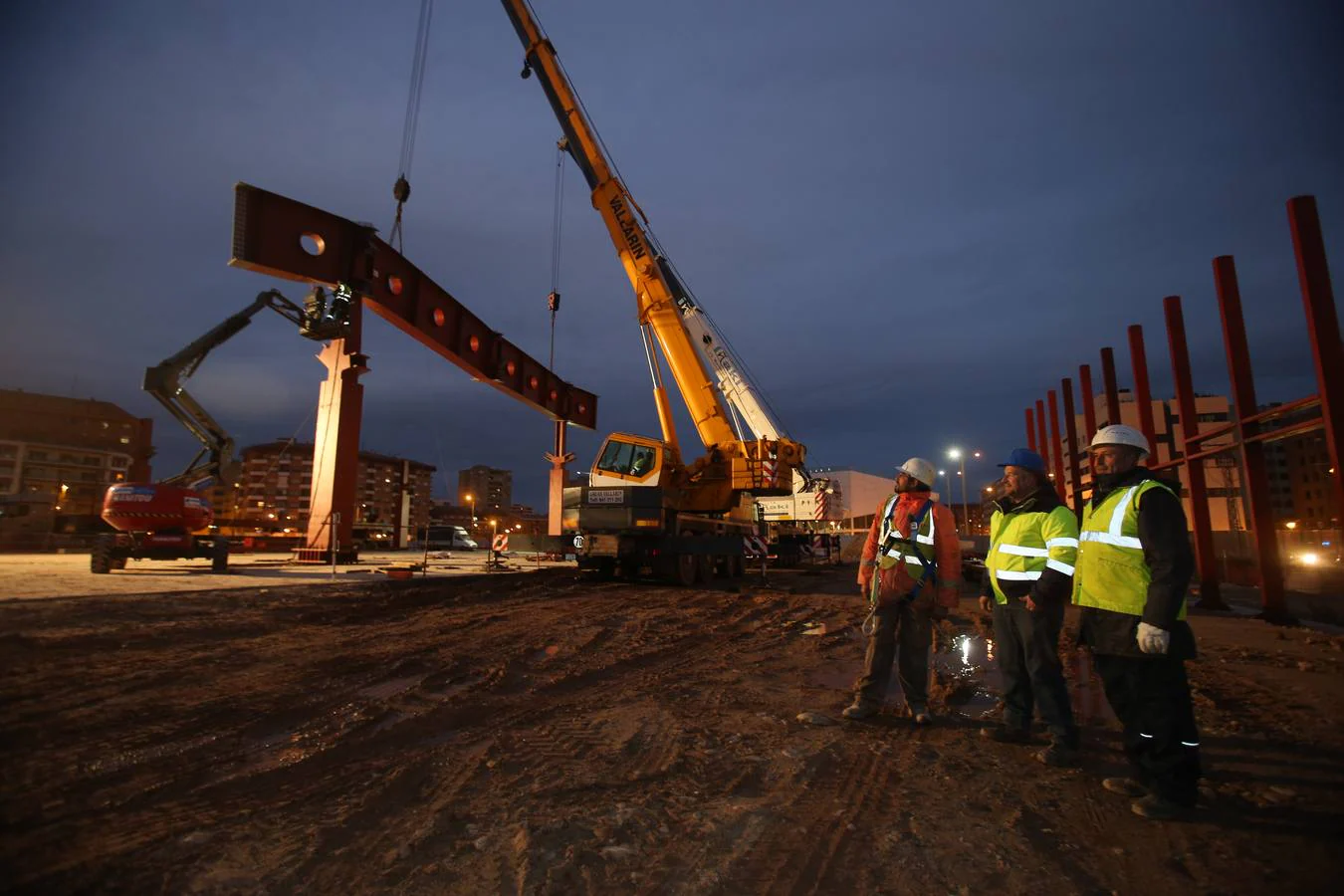 Las obras de la estación avanzan a buen ritmo con la instalación de dos enormes piezas metálicas de 35 toneladas.