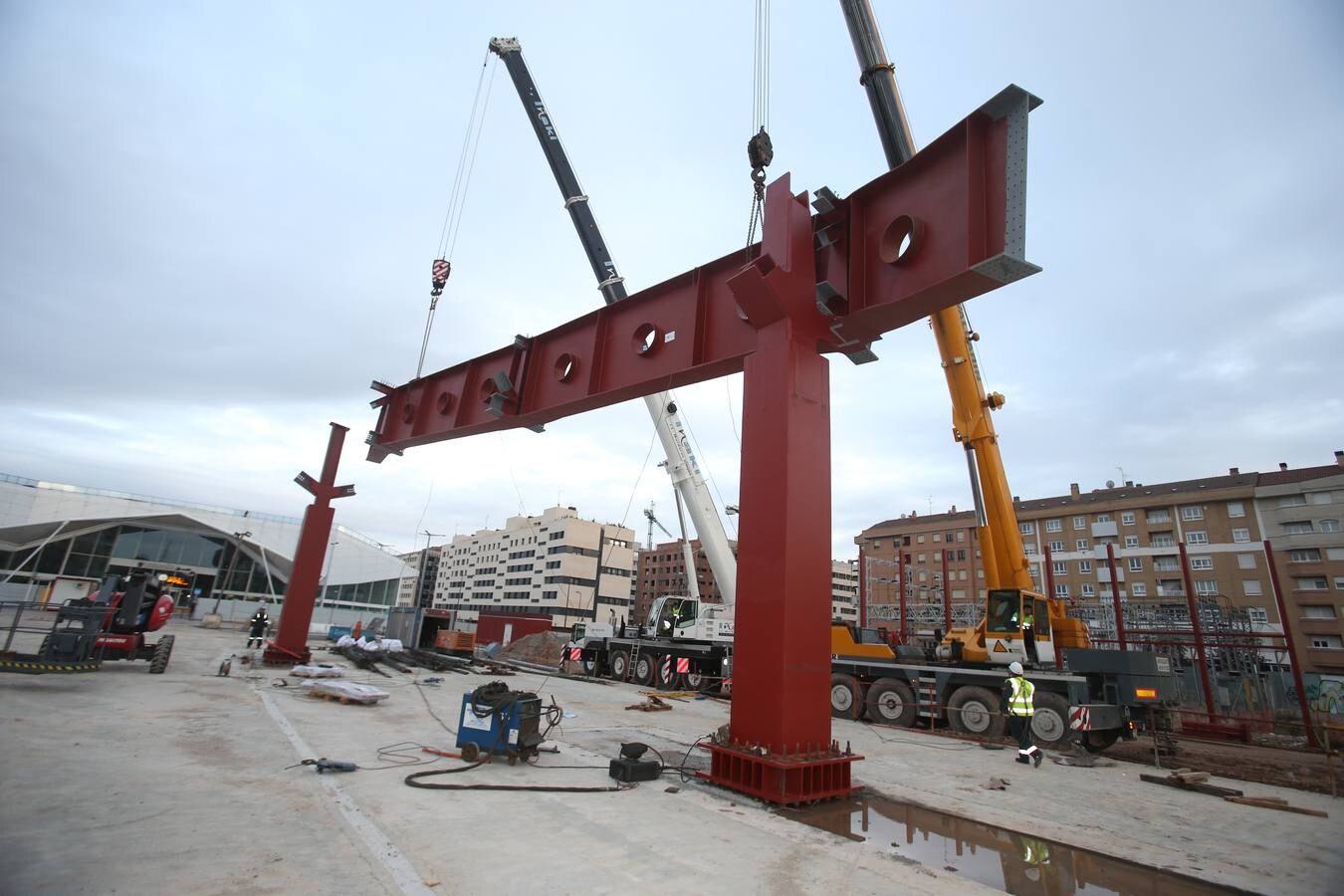 Las obras de la estación avanzan a buen ritmo con la instalación de dos enormes piezas metálicas de 35 toneladas.