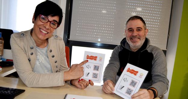 Izaskun Benito y Francisco Garrido, de Equálitas Vitae, muestran las cartas de menús adaptadas para personas con discapacidad visual. :: 