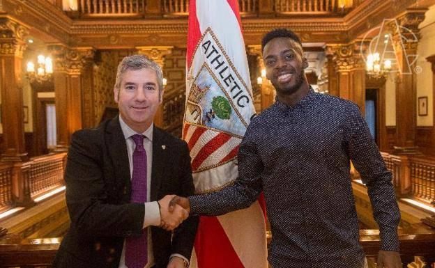 Urrutia y Williams, tras la firma del acuerdo de renovación. 