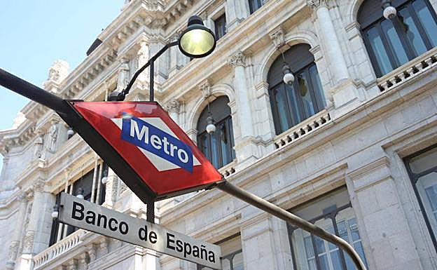 Boca de metro de Banco de España en Madrid. 