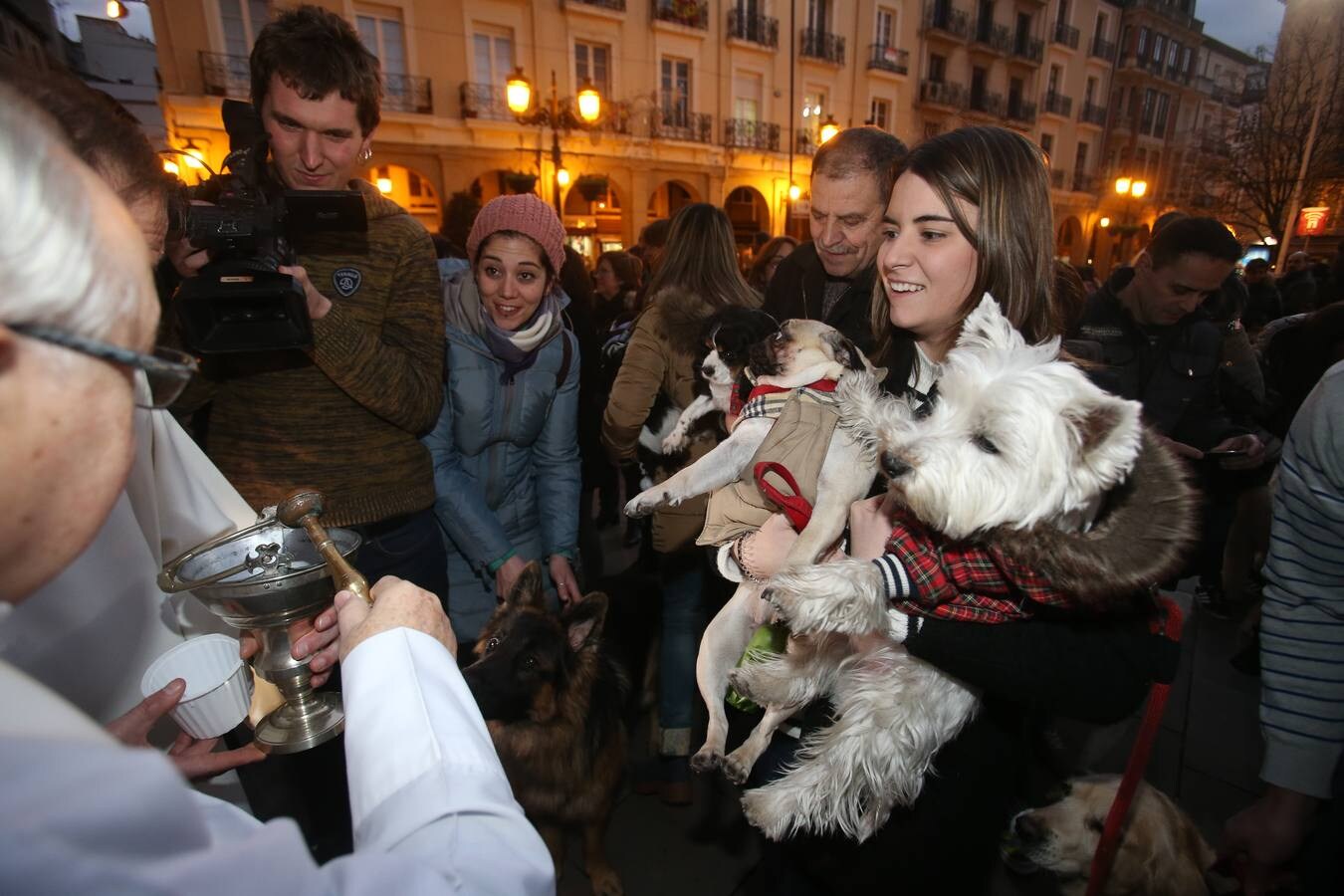 Numerosas personas acudieron con sus mascotas a la Plaza del Mercado para que fueran bendecidas frente a La Redonda