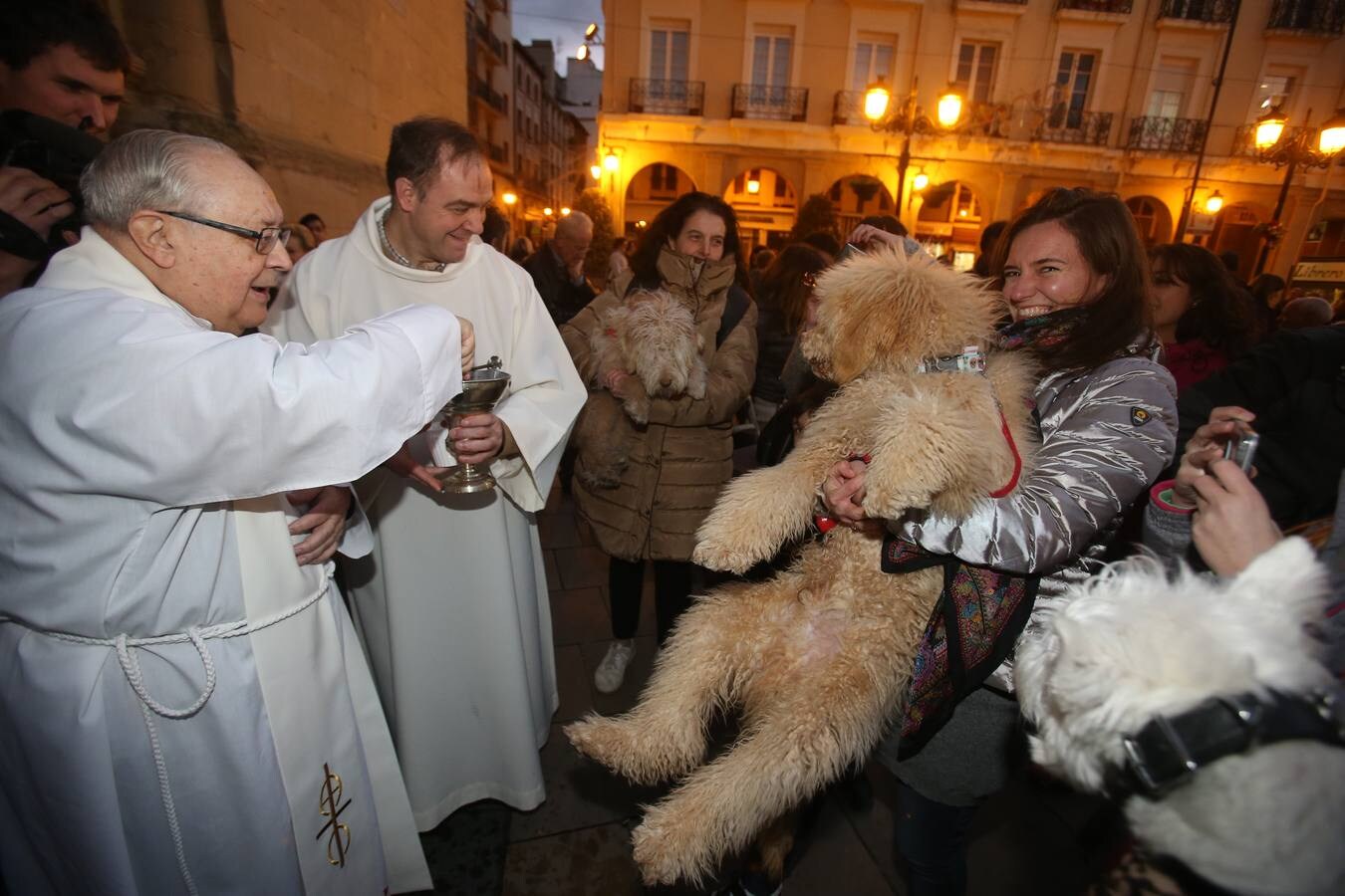 Numerosas personas acudieron con sus mascotas a la Plaza del Mercado para que fueran bendecidas frente a La Redonda